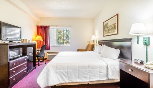Deluxe King Room Wheelchair Accessible Private bath