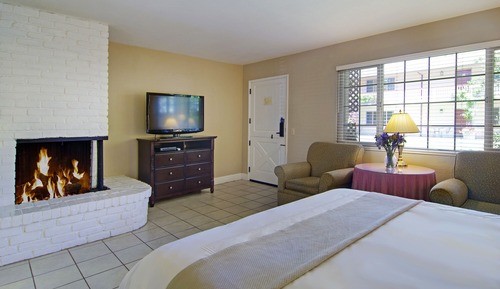 Deluxe Suite, 1 King Bed, Kitchen (Pet Friendly)