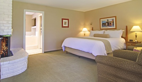 Deluxe Suite, 1 King Bed, Fireplace (Non Pet-Friendly)