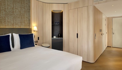 Queen Guest Room (Accessible)