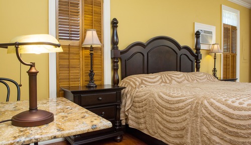 Room, Private Bathroom (11 Railroad Room)