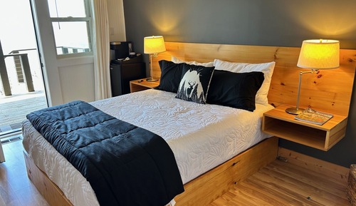 Deluxe Double Room, Ensuite, Mountain View (White Horse Bungalow)