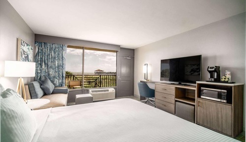 Room, 1 King Bed, Non Smoking, Oceanfront (Balcony)