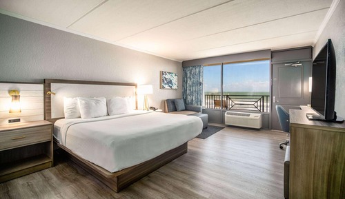 Room, 1 King Bed, Non Smoking (Ocean/Pool View,Shower Only)