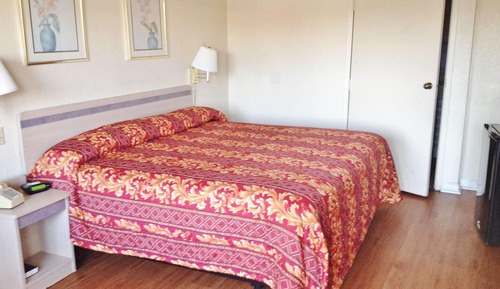 Room, 1 King Bed, Smoking
