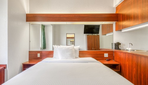 Premium Room, 1 Queen Bed, Accessible