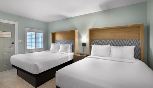 Deluxe Room, 2 Queen Beds, Partial Ocean View