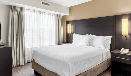 Suite, 2 Bedrooms (Mobility/Hearing Access, Roll-In Shwr)