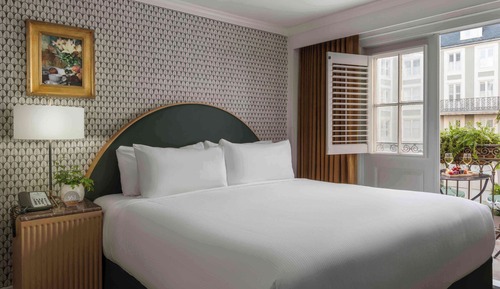 Standard Room, 1 King Bed (Petite King with Courtyard Balcony)