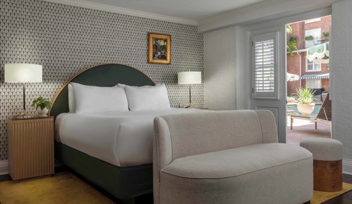 Deluxe Room, 1 King Bed (Deluxe Poolside Courtyard King)