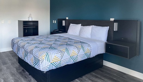Standard Room, 1 King Bed, Accessible, Non Smoking