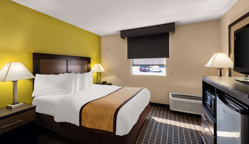 Standard Room, 1 King Bed, Accessible, Refrigerator & Microwave (Larger Room)