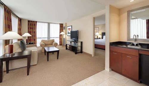 Family Suite– 1 King Bed– Mobility/Hearing Accessible w/ Bathtub