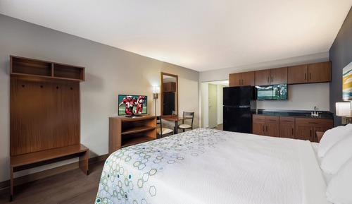 Studio, 1 King Bed, Non Smoking, Kitchenette