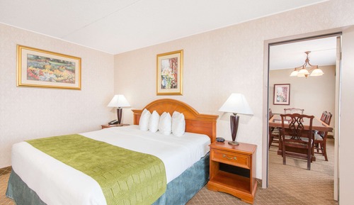 Suite, 1 King Bed, Non Smoking (One-Bedroom)