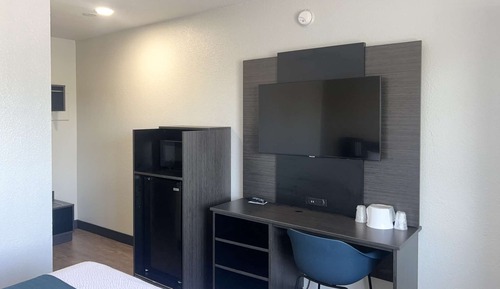 Deluxe Room, 1 Queen Bed, Non Smoking, Refrigerator & Microwave