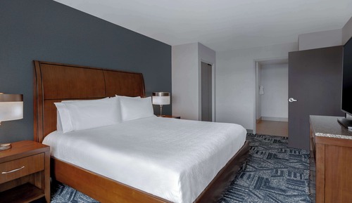 Suite, 1 King Bed, 2 Bathrooms, Lake View