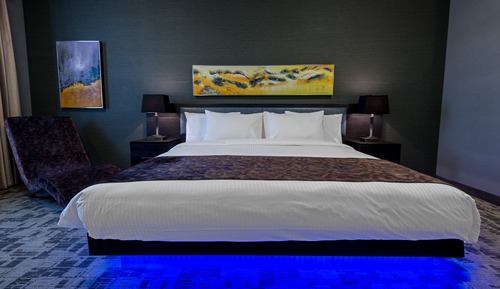 Applause King Room 