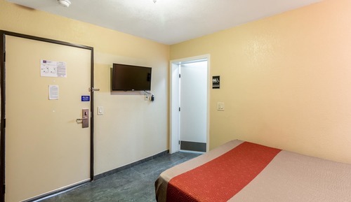 Deluxe Room, 1 King Bed, Non Smoking, Refrigerator & Microwave