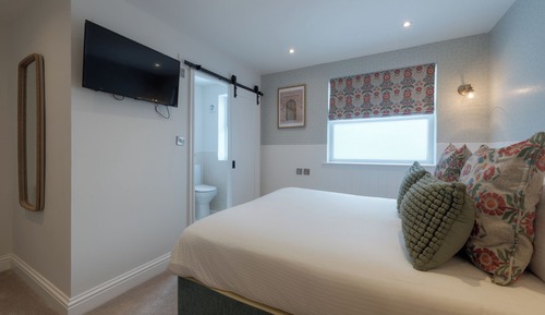 Executive King with Shower (Garden Annex)