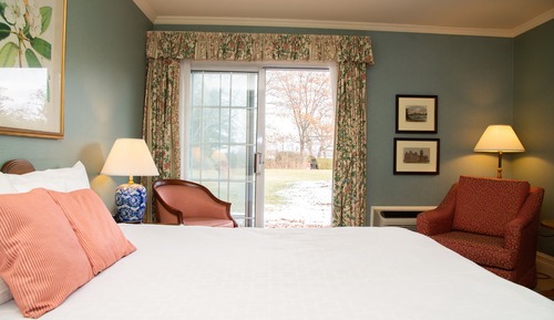 Comfort Room, 1 Queen Bed, Garden View