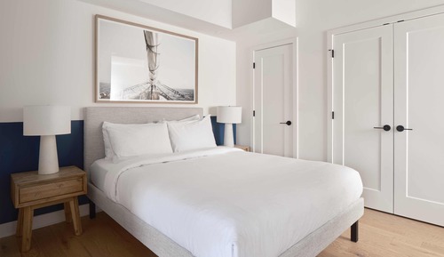 202 - 2nd Floor Deluxe studio, Queen Bed, Main street View