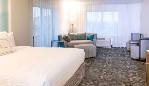 Room, 1 King Bed, Non Smoking (Mobility/Hearing Access, Roll-In Shwr)