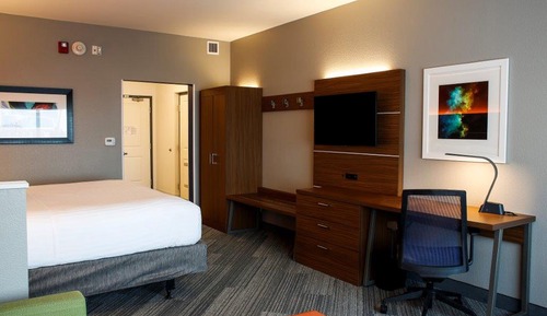 Suite, 1 Bedroom, Accessible (Communication, Roll-In Shower)