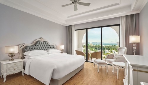 Deluxe Room, 1 King Bed, Non Smoking, Garden View (Balcony)