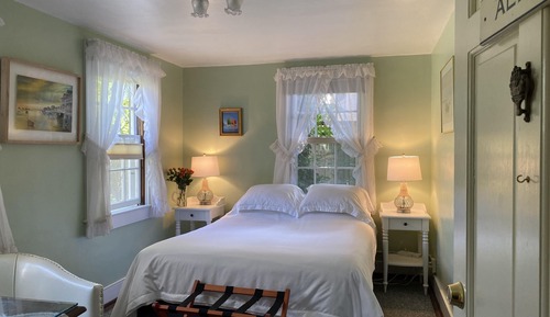  Room, 1 Queen Bed (Private Bathroom)