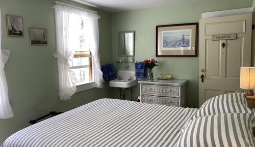 Room, 1 Queen Bed (Shared Bathroom)
