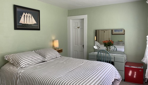 Room, 1 Queen Bed (Shared Bathroom)
