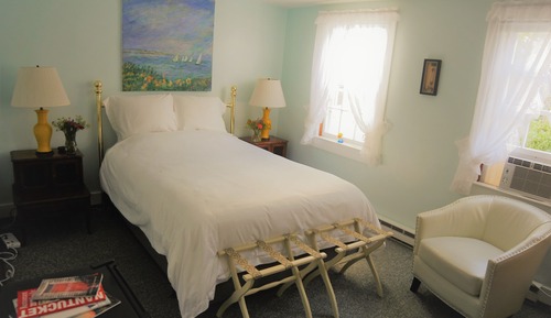 Room, 1 Queen Bed (Shared Bathroom)