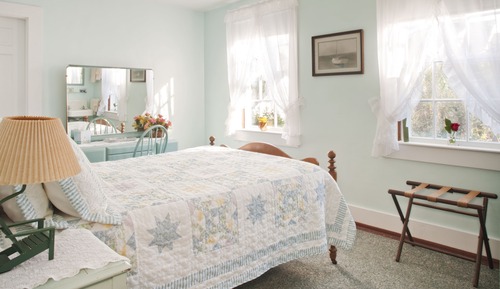  Room, 1 Queen Bed (Shared Bathroom)