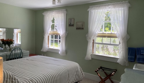Room, 1 Queen Bed (Shared Bathroom)