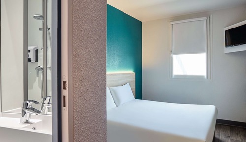 Room (Trio)