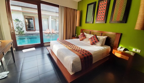 Lagoon Pool Access