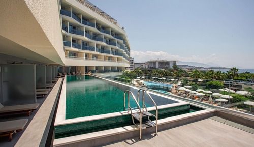 Deluxe Suite, 1 Double Bed, Sea View, Poolside