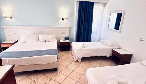 Deluxe Room, 1 Queen Bed, Non Smoking (with Sofabed)