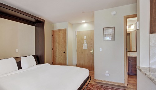 Studio (Condo)