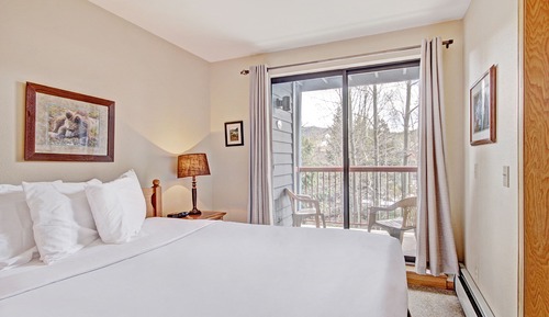 Premier Condo, 1 Bedroom (+ Den)