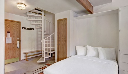 Premier Studio (Studio + Loft)