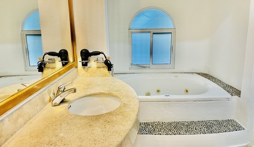 Luxury Suite, 1 King Bed, Jetted Tub, Pool View