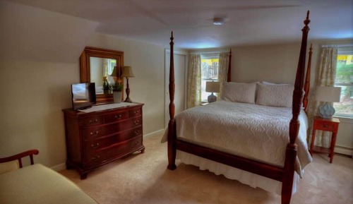 Carriage House Room 4