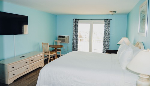Standard Room, 1 King Bed, Balcony, Oceanfront (1st Floor )