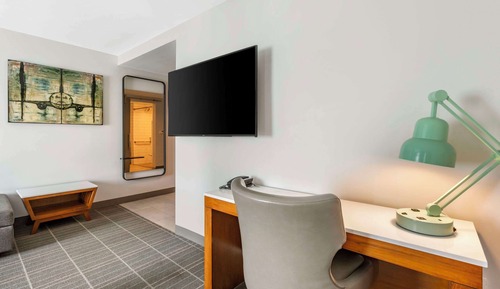 Accessible Suite, 1 King Bed, Roll-In Shower, Non Smoking