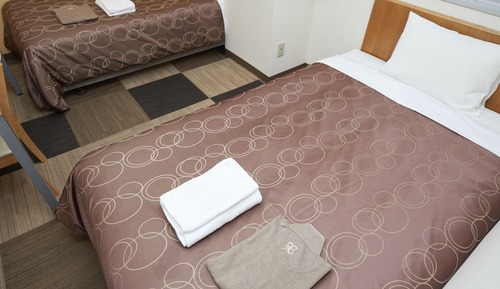 Twin Room, Smoking