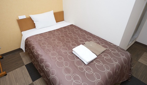 Semi-Double Room, Smoking