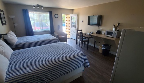 Family Room, 2 Double Beds, Kitchen (Big Chickadee)