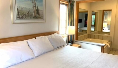 Honeymoon Suite, Courtyard View